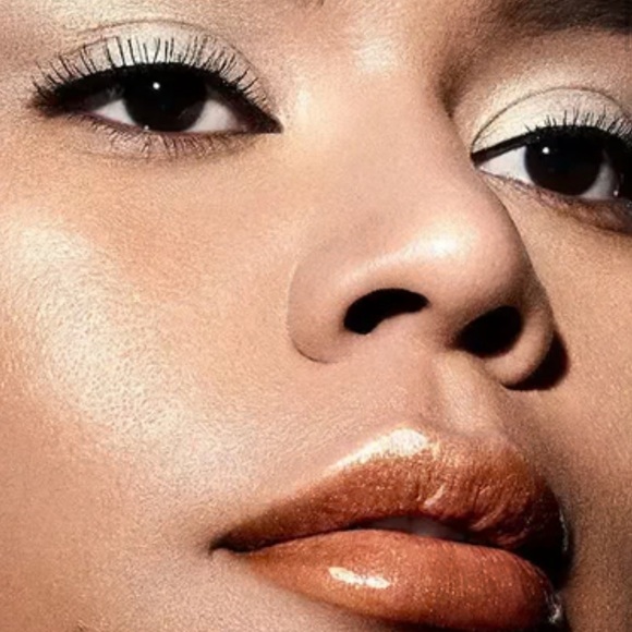 Light Lock Lip Gloss in Shade: Payton
High Sheen Creamy Lip Oil
New in box - Picture 3 of 5